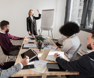 Leadership Training in Companies: Enhancing Performance and Sustainable Growth